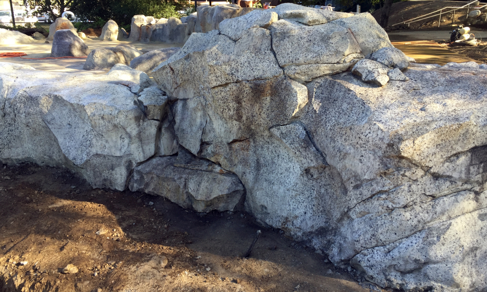 Naturalistically textured concrete boulder formation